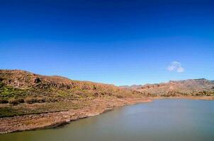 uma reservatório dentro a montanhas foto