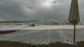 tormentoso clima e uma concreto estrutura litoral barreira com a oceano além e ilhas dentro a fundo. foto