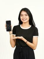 sorrir e mostrando apps ou Publicidades em em branco tela Smartphone do lindo ásia mulher isolado em branco foto