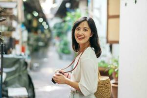 retrato do ásia mulher viajante usando Câmera às rua do Bangkok, tailândia. Ásia verão turismo período de férias conceito foto