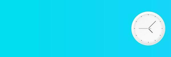 branco parede relógio com Preto segundo mão suspensão em a muro. minimalista plano deitar imagem do plástico parede relógio sobre azul turquiose fundo com cópia de espaço e certo composição. foto