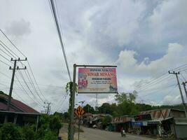 kuaro Kalimantan timur, Indonésia 6 pode 2023. tabuleta placa para uma Padang restaurante com tradicional pratos originário a partir de Indonésia foto