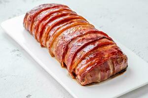 bolo de carne enrolado em bacon foto