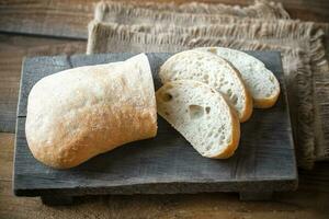 ciabatta em a de madeira borda foto