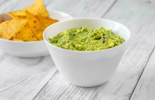 guacamole com batatas fritas de pacote foto