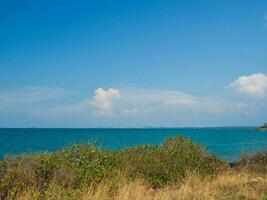 panorama verão vista frontal panorama tropical praia marítima Rocha azul céu branco areia fundo calma natureza oceano lindo onda batida espirrando água viagem khao aprender sim nacional parque leste Tailândia exótico foto