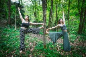 casal do mulheres dentro Esportes ioga pose foto