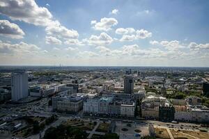 panorama do a cidade do Varsóvia a partir de a vantagem ponto dentro a Palácio do cultura em uma caloroso verão ensolarado dia foto