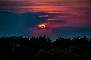 colorida pôr do sol panorama com nuvens e dramático céu foto