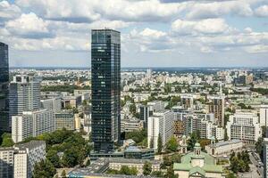 panorama do a cidade do Varsóvia a partir de a vantagem ponto dentro a Palácio do cultura em uma caloroso verão ensolarado dia foto