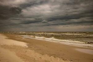 panorama a partir de a de praia em a polonês báltico mar em uma nublado legal ventoso Primavera dia foto