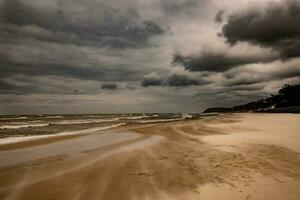 panorama a partir de a de praia em a polonês báltico mar em uma nublado legal ventoso Primavera dia foto