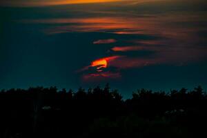 colorida pôr do sol panorama com nuvens e dramático céu foto