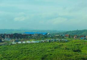 único habitação em topo do a colinas com lindo Visualizações do a prados. 2000 pico habitação dentro karo distrito, norte sumatra. pequeno rural panorama dentro a karo montanhas. foto