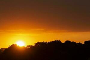 Visão em pôr do sol a partir de parque dentro Paris foto