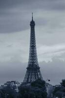 eiffel torre dentro Paris contra nuvens às tarde foto