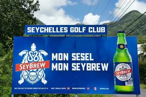 mahe seychelles 05.03.2023 a 9 buracos golfe quadra em mahe ilha Seychelles, seychelles Urso seybrew marketing borda em a lado foto