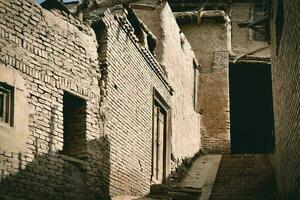 a dilapidado e de longa data folk casas em tem espaço dentro Kashgar, Xinjiang foto