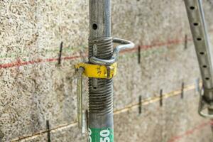 andaimes tubo braçadeira e peças, parte do uma construção local dentro graça, Áustria. foto