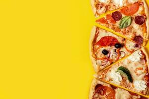 seleção do sortido peças pizza em amarelo fundo. calabresa, vegetariano e frutos do mar pizza foto