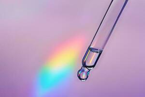 pipeta com Cosmético produtos em holográfico fundo, iridescente destaques, seletivo foco foto