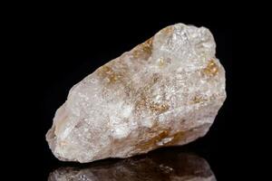 macro mineral pedra rutilo dentro quartzo em Preto fundo foto