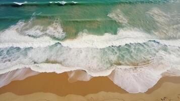 transportado pelo ar Vejo do arenoso litoral com ondas e Claro mar água. ai gerado foto