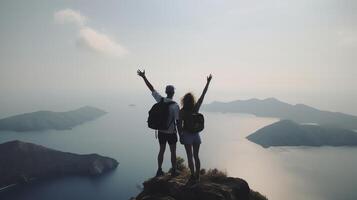 viagem conceito com alegre casal às montanha batida com elevado braços e ilhas às Fundação. criativo recurso, ai gerado foto