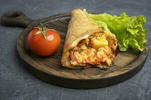 pizza cone, fresco alface folha e tomate em a carvalho cortar borda. foto