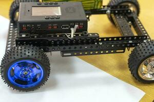 programável crianças robô carro dentro a Formato do uma plataforma em rodas foto