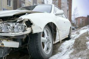 abandonado emergência veículo, frente lado Visão do jdm foto