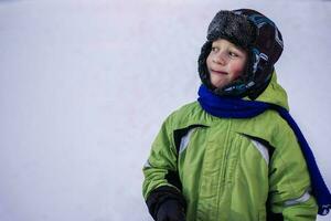 engraçado caucasiano Garoto do 5 anos velho vestido dentro caloroso inverno Esportes roupas foto