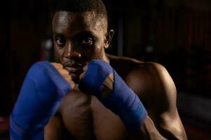 retrato do estrangeiro boxeadores vs muay tailandês, é uma tailandês marcial arte do usando armas a partir de a corpo tal Como punhos, pés, joelhos, cotovelos. foto