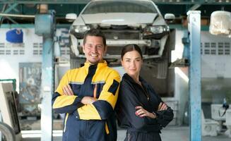 retrato do engenheiro e auto mecânico com trabalhando em motor reparos dentro carro garagens foto