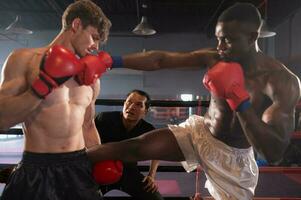 a boxe juiz devo Assistir a fermentação do ambos boxeadores em a estágio. manter banindo e verificação a dois pugilistas lutas para Vejo E se elas estão contra a regras ou não. isto é para evita a risco este ma foto