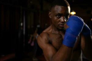 retrato do estrangeiro boxeadores vs muay tailandês, é uma tailandês marcial arte do usando armas a partir de a corpo tal Como punhos, pés, joelhos, cotovelos. foto