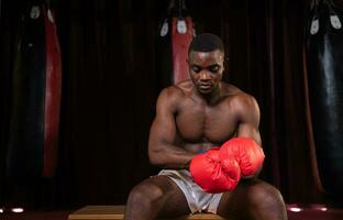 retrato do boxer preparando para luta em etapa para ganho experiência dentro a usar do muay tailandês marcial artes foto