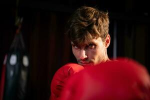 muay tailandês, tailandês marcial artes este estrangeiros estão interessado dentro Aprendendo e praticando para Defesa pessoal ou Como uma profissional boxer quem lutas em a estágio. foto