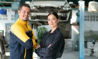 retrato do engenheiro e auto mecânico com trabalhando em motor reparos dentro carro garagens foto