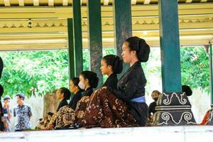 Yogyakarta, Indonésia em Outubro 2022. abdi Dalem mataya, cortesãos do a yogyakarta Palácio quem estão dançarinos. t foto