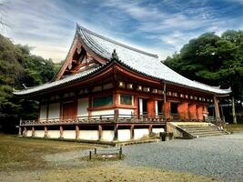 fechar-se e perspectiva Visão do maior japonês santuário debaixo azul céu fundo foto