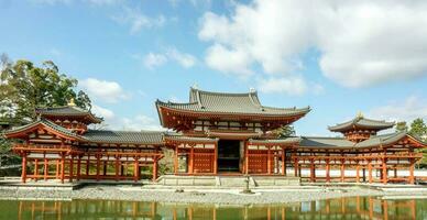 Byodoin japonês budista têmpora corredor em brilhante azul céu com nuvens. Byodoin têmpora é a 1 do dezessete japonês mundo herança a partir de unesco. localizado às uji, Quioto prefeitura, Japão. foto