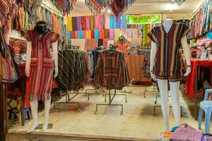 norte tailandês roupas estilos para venda às noite mercado foto