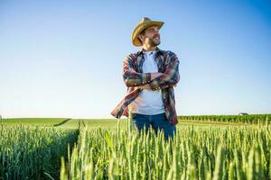 agricultor homem ao ar livre de a cevada colheita foto