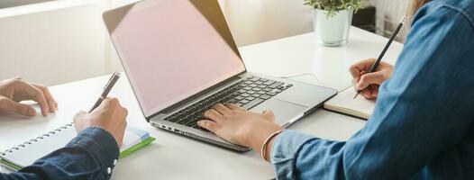 fechar acima mão do grupo Alto escola alunos estão estudando, aprendendo conectados acadêmico lição dentro universidade biblioteca usando a computador portátil ou computador, conceito do Educação. foto