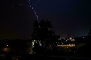 lindo noite verão suburbano panorama com tempestade e relâmpago foto