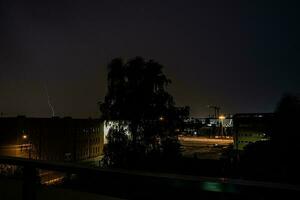 lindo noite verão suburbano panorama com tempestade e relâmpago foto