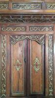 javanese tradicional porta com esculpido esculturas fez do madeira foto