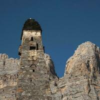 ensolarado tarde dentro a Cáucaso montanhas. medieval torre complexo nii, 1 do a autêntico medieval tipo castelo torre aldeias, localizado em a extremidade do a montanha alcance dentro inguchétia, Rússia. foto