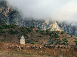 majestoso antigo torre edifícios do Kelly e velho família criptas dentro a assinesky desfiladeiro do montanhoso inguchétia, 1 do a medieval tipo castelo torre aldeias, localizado em a montanha faixa, Rússia foto